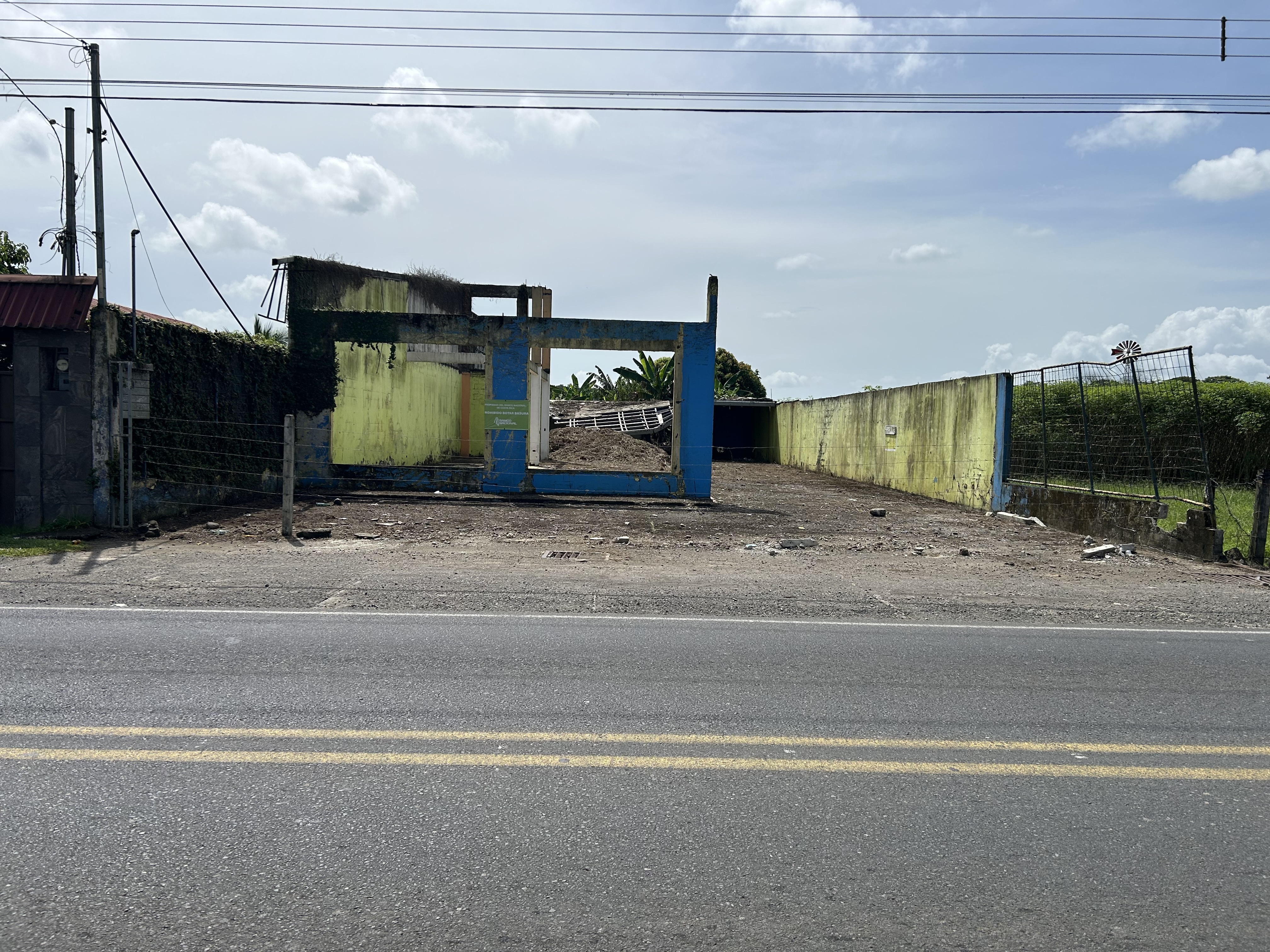 Grupo de profesionales en una oficina asistiendo a una presentación frente a una pizarra blanca.