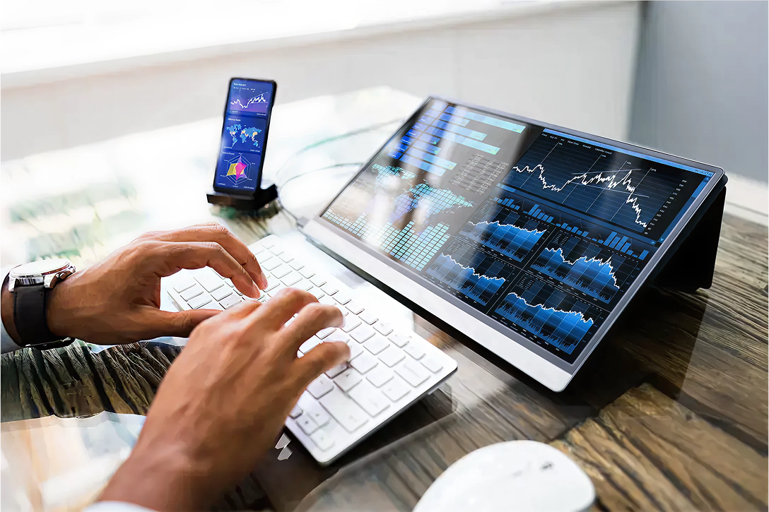 manos-celular-tablet-teclado (1)