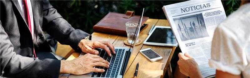 Imagen de un hombre de negocios leyendo las noticias proporcionadas por BN Fondos para mantenerse al día