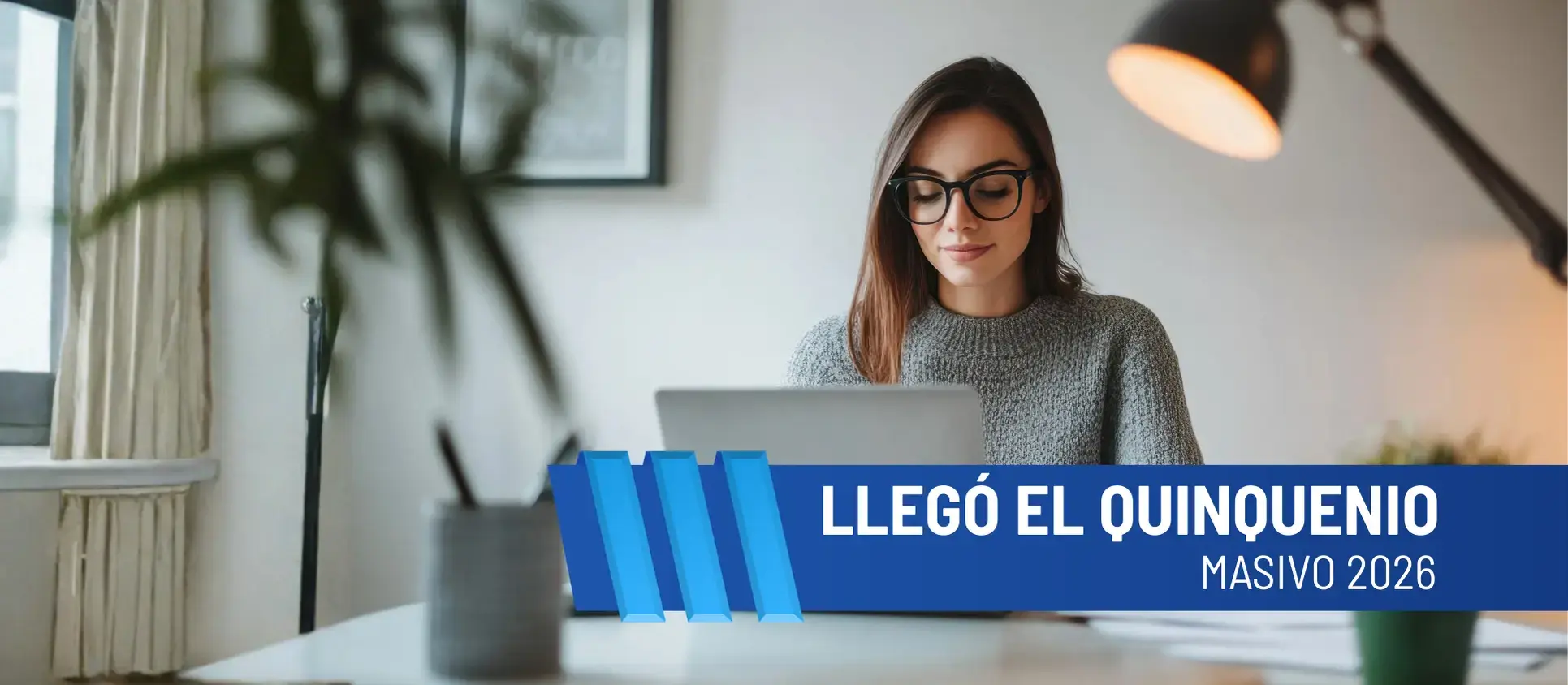 Mujer joven con gafas trabajando en una computadora portátil en un espacio interior iluminado