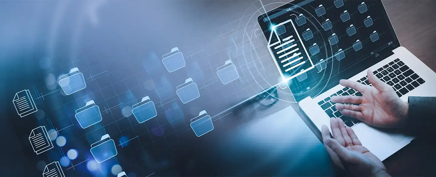 Persona frente a laptop con íconos digitales de carpetas y documentos flotando