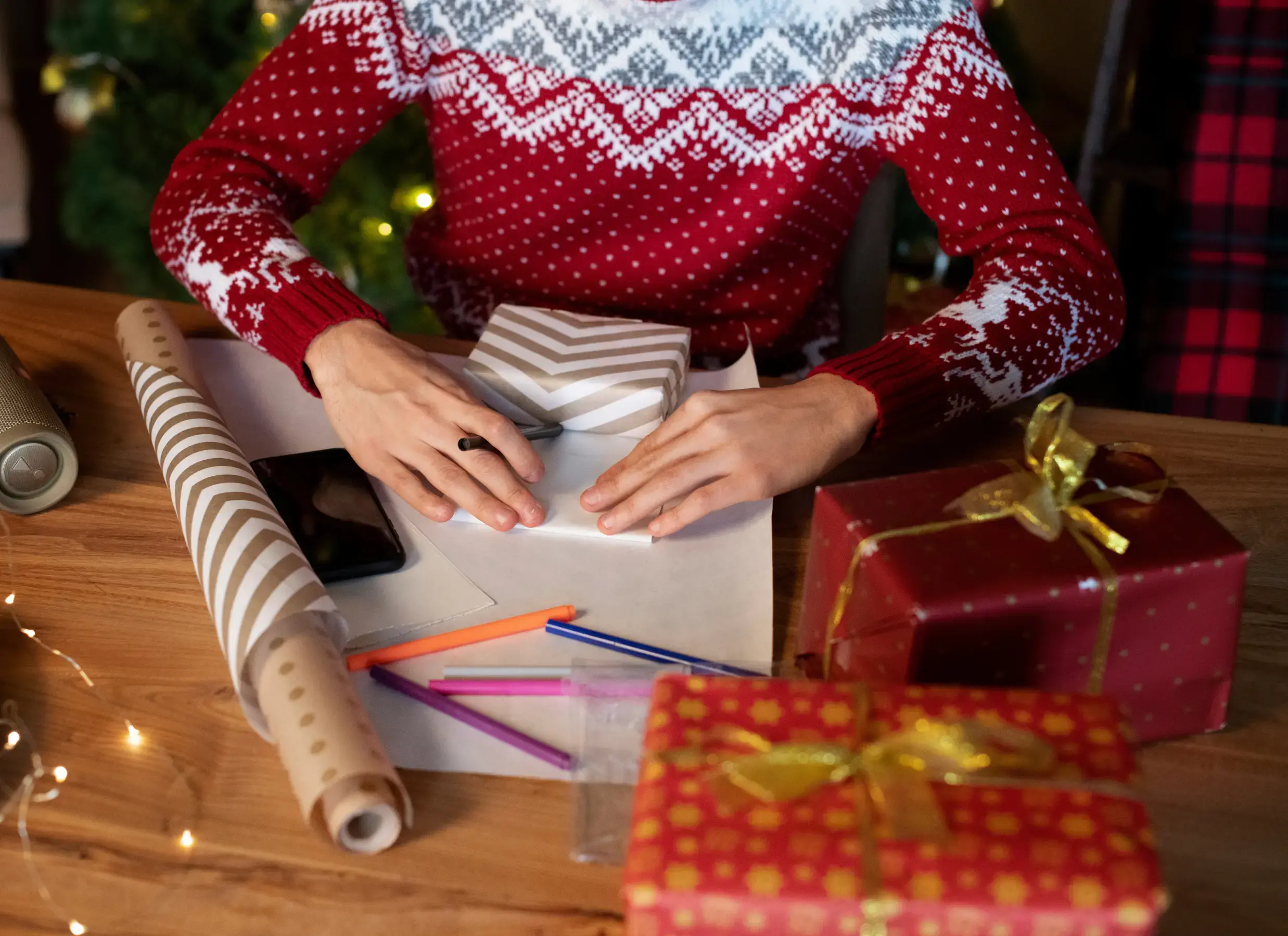 Grupo de profesionales en una oficina asistiendo a una presentación frente a una pizarra blanca.