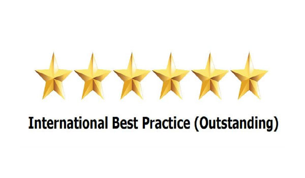Seis estrellas doradas y texto que indica reconocimiento International Best Practice Outstanding.