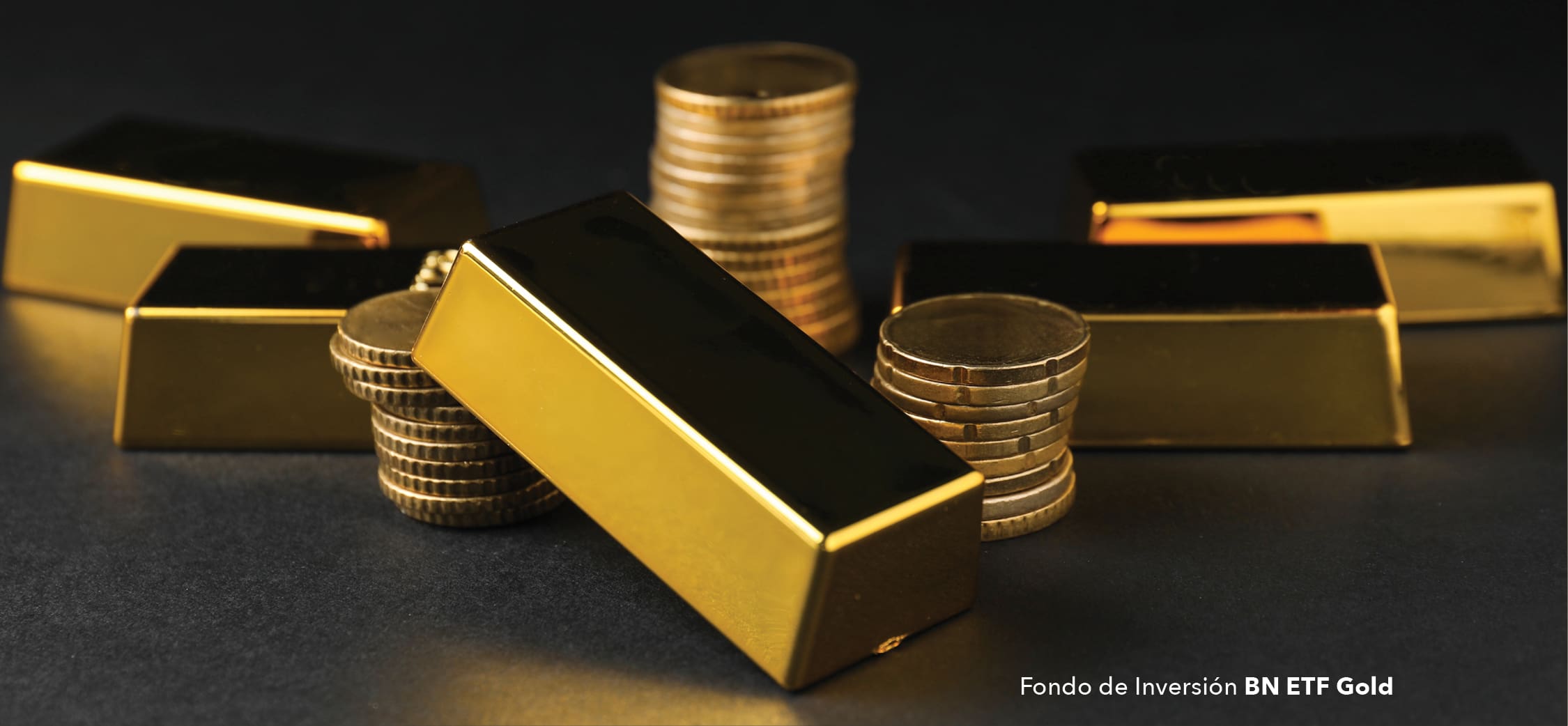 Lingotes y monedas de oro sobre un fondo oscuro con la leyenda Fondo de Inversión BN ETF Gold en la esquina inferior derecha.