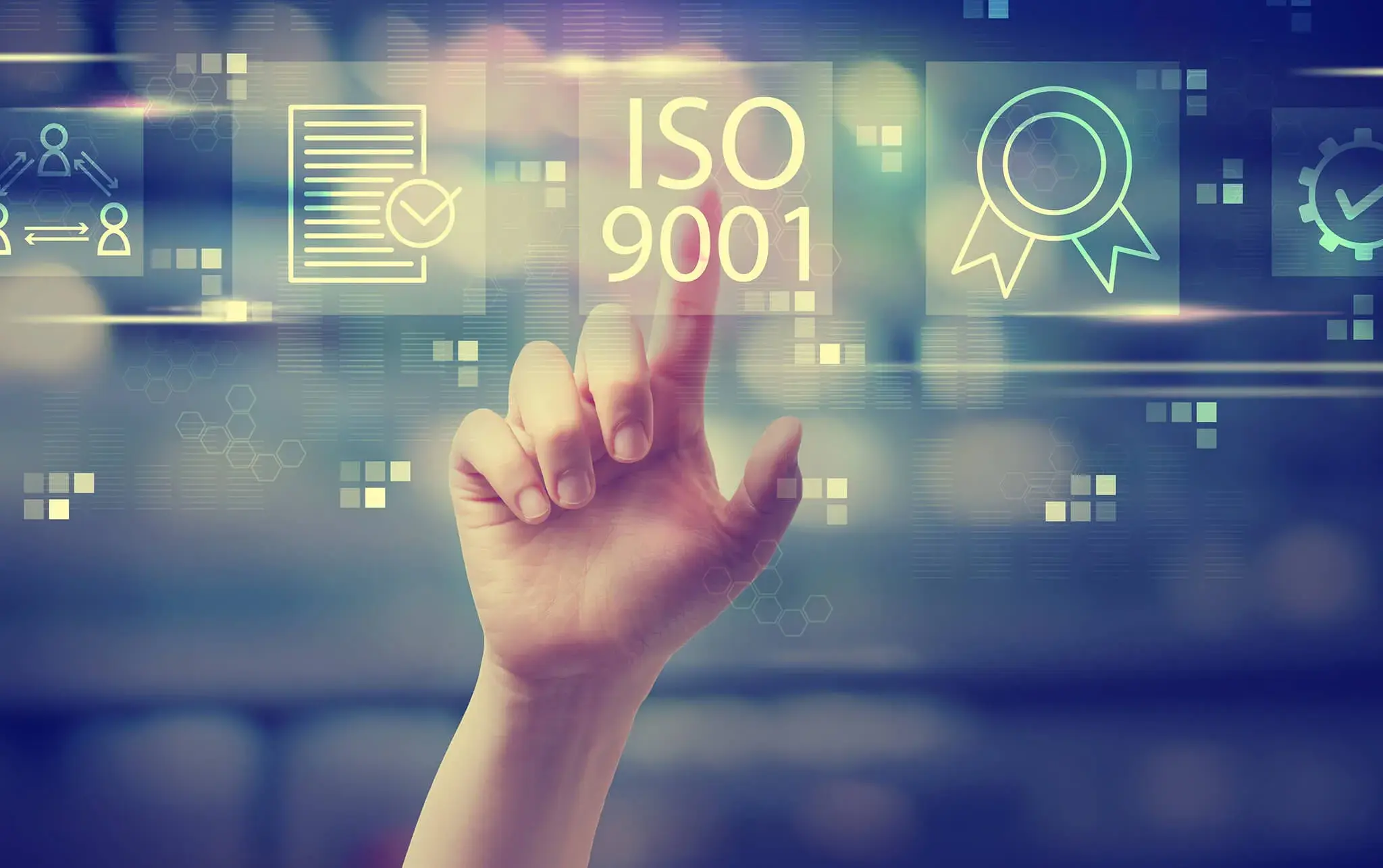 Mano señalando icono de certificación ISO 9001 en pantalla digital.