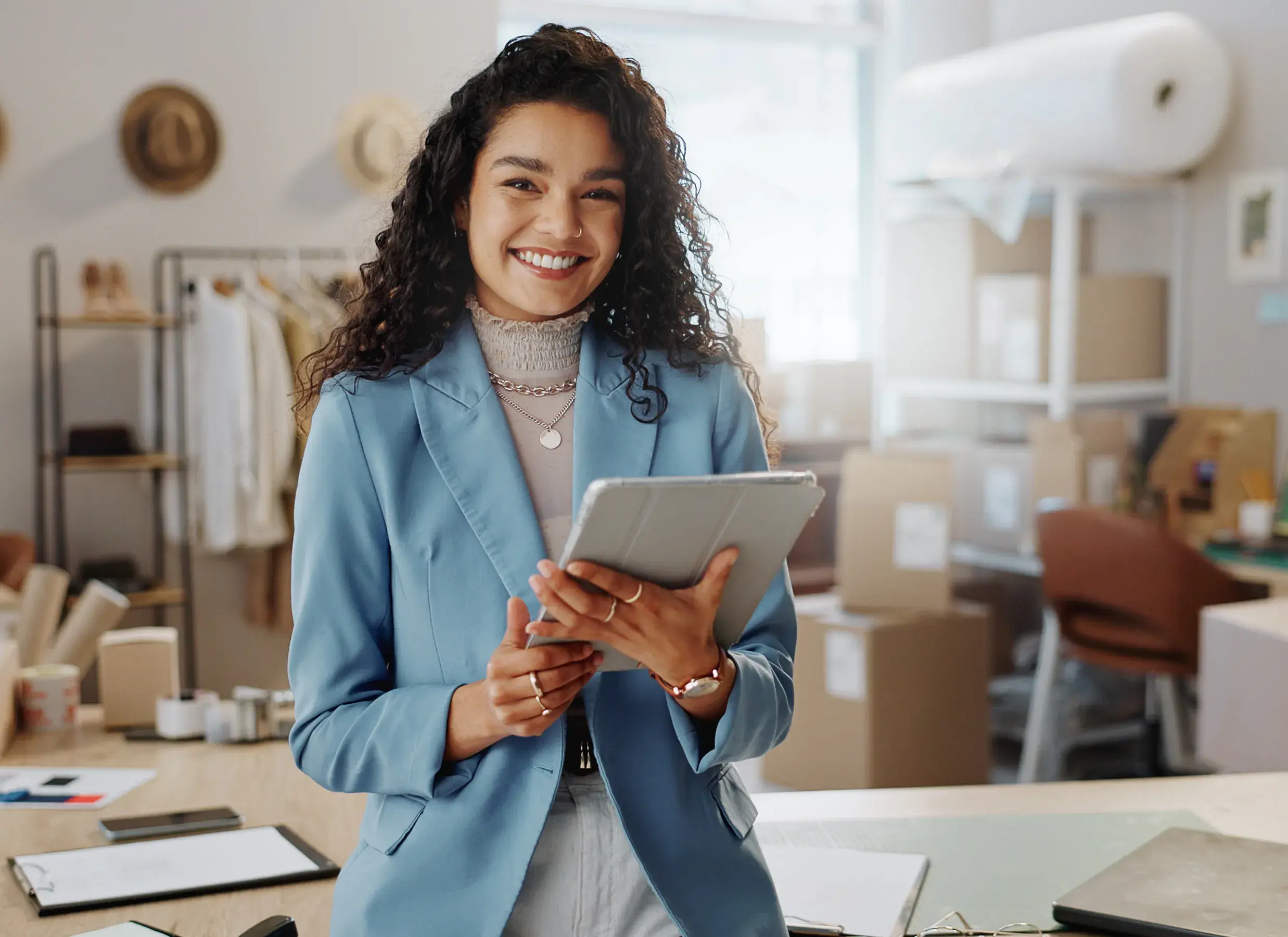 Grupo de profesionales en una oficina asistiendo a una presentación frente a una pizarra blanca.