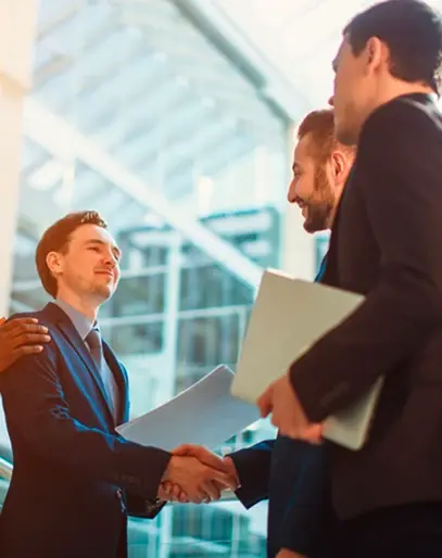 Ejecutivos de negocios dándose la mano durante una reunión corporativa